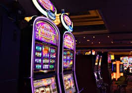 Papan permainan Speed Blackjack dengan nilai kartu dan opsi hit, stand, double down yang terlihat jelas